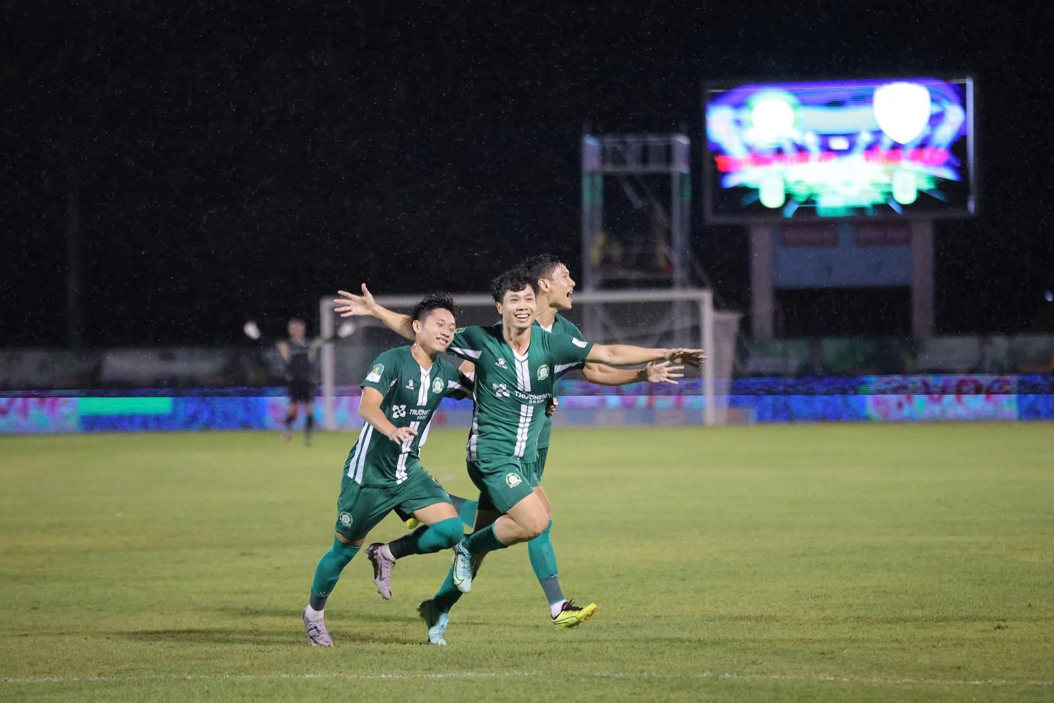 Công Phượng lại lập siêu phẩm, HLV Kim Sang Sik không thể ngó lơ