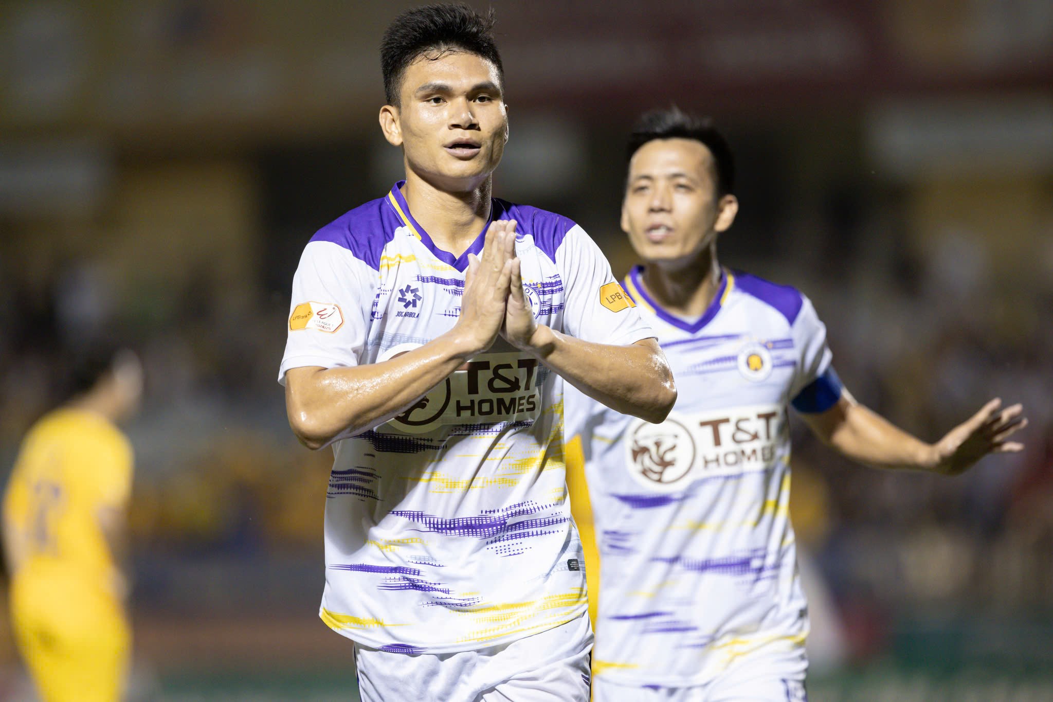 Xuân Mạnh bị chỉ trích dữ dội vì ghi bàn vào lưới SLNA