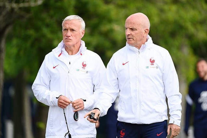 Người dẫn đầu Didier Deschamps  và mô hình cầm quân đặc biệt đi ngược thời đại