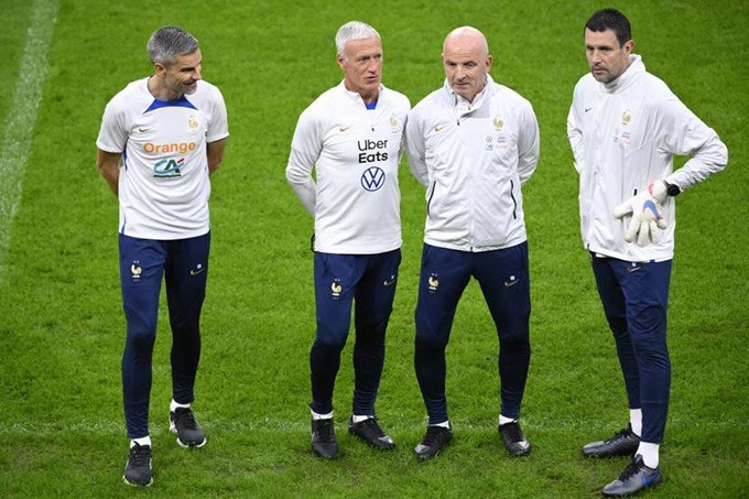 Người dẫn đầu Didier Deschamps và mô hình cầm quân đặc biệt đi ngược lại thời đại hiện nay