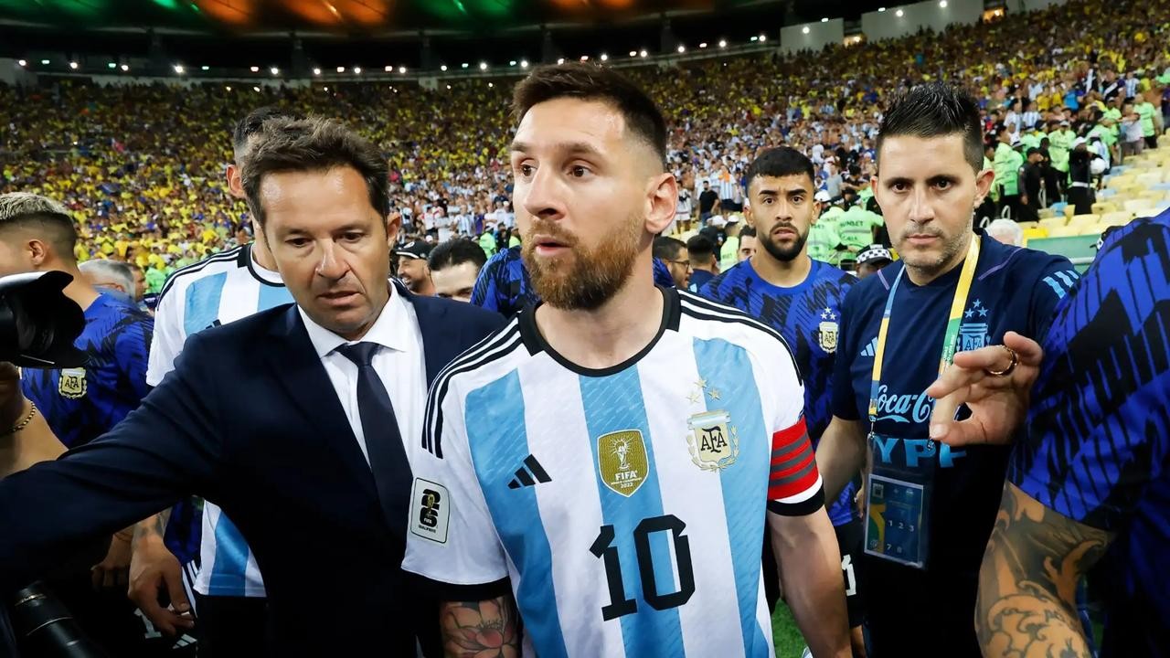 Sân Maracana rơi vào im lặng khi bị 'đè bẹp' bởi đội tuyển Argentina