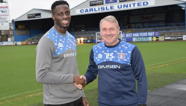 Cựu hậu vệ Josh Emmanuel gia nhập câu lạc bộ League One.