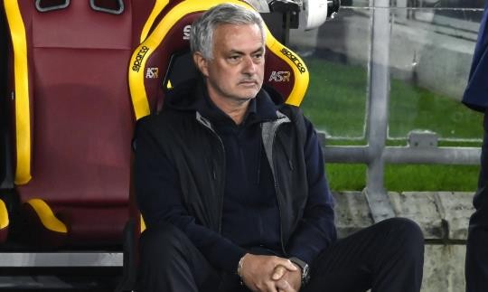 HLV Mourinho: "Tôi phải chạy đi nếu không tôi cũng sẽ bật khóc"