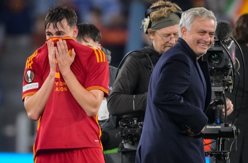 Cầu thủ trẻ Niccolo Pisilli bật khóc sau khi ghi bàn tại Europa League