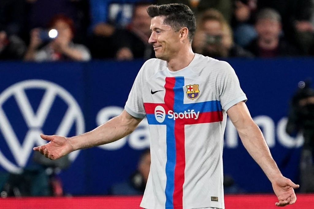 Tin chuyển nhượng: "Cú lừa" Lewandowski xuất hiện ở Barca