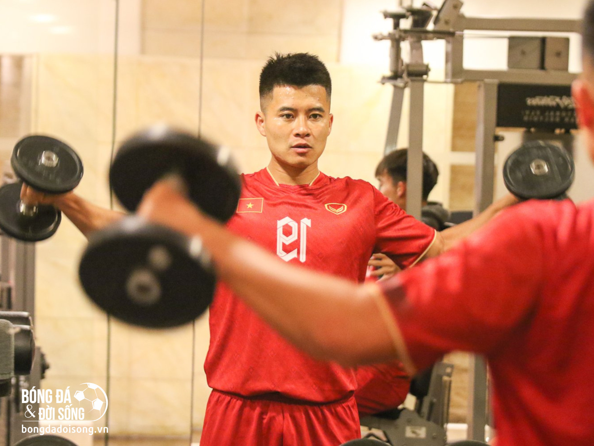 Bắt trọn khoảnh khắc các cầu thủ Việt Nam trong phòng Gym của khách sạn 5 sao