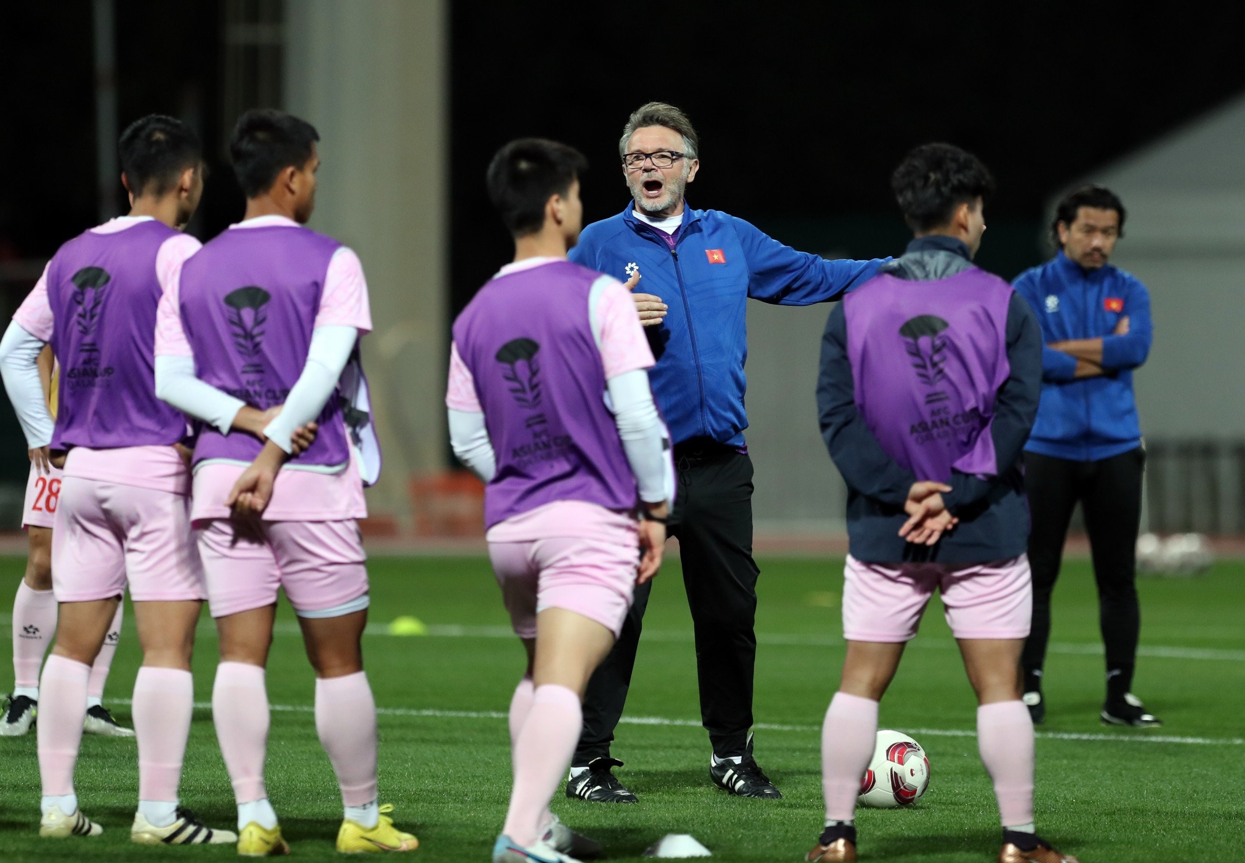 ĐT Việt Nam tập luyện hăng say, sẵn sàng "tiễn" Indonesia về nước sớm