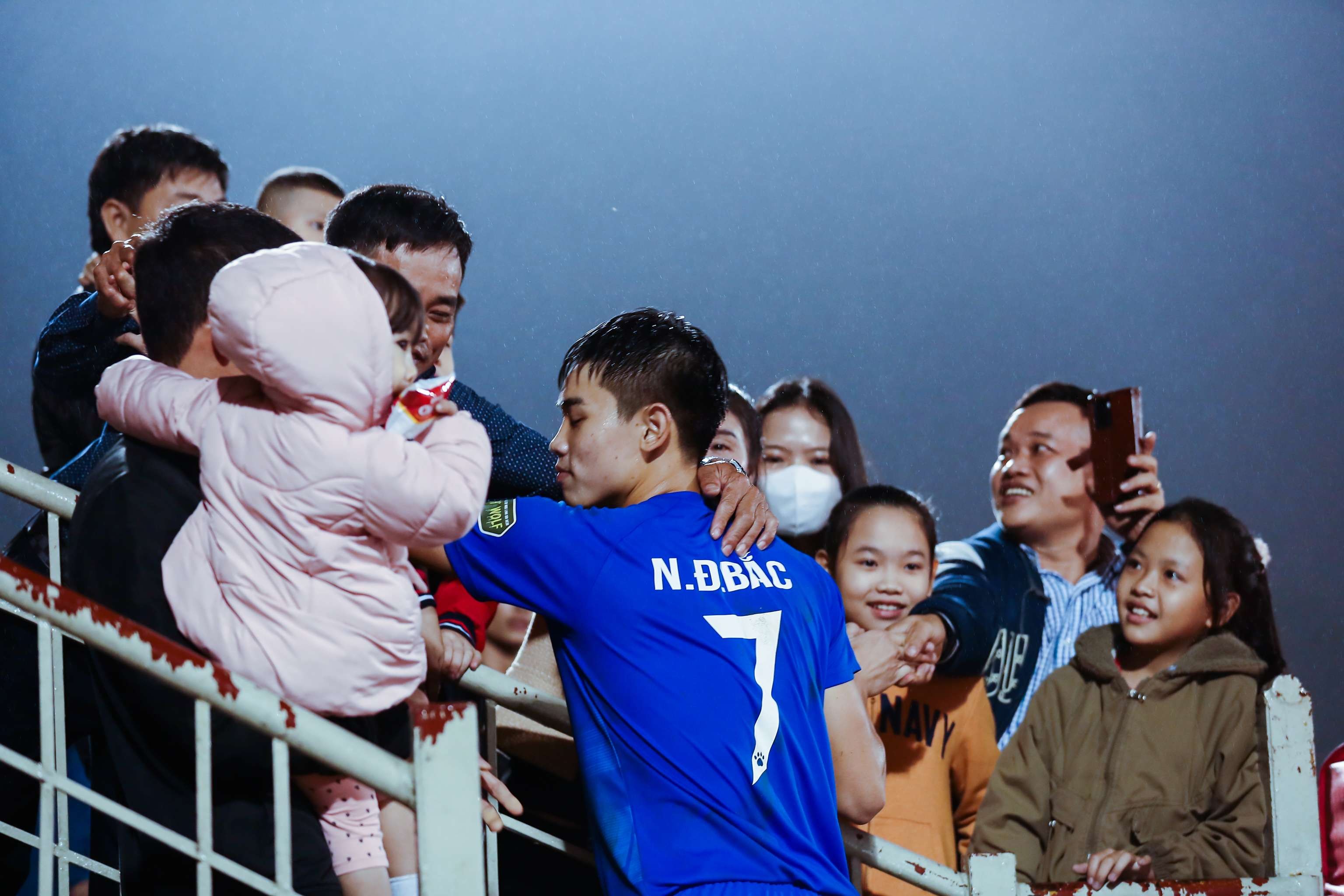 Tiền đạo Đình Bắc: ''Được thi đấu với đội bóng cũ thời niên thiếu, cảm xúc thật dâng trào''