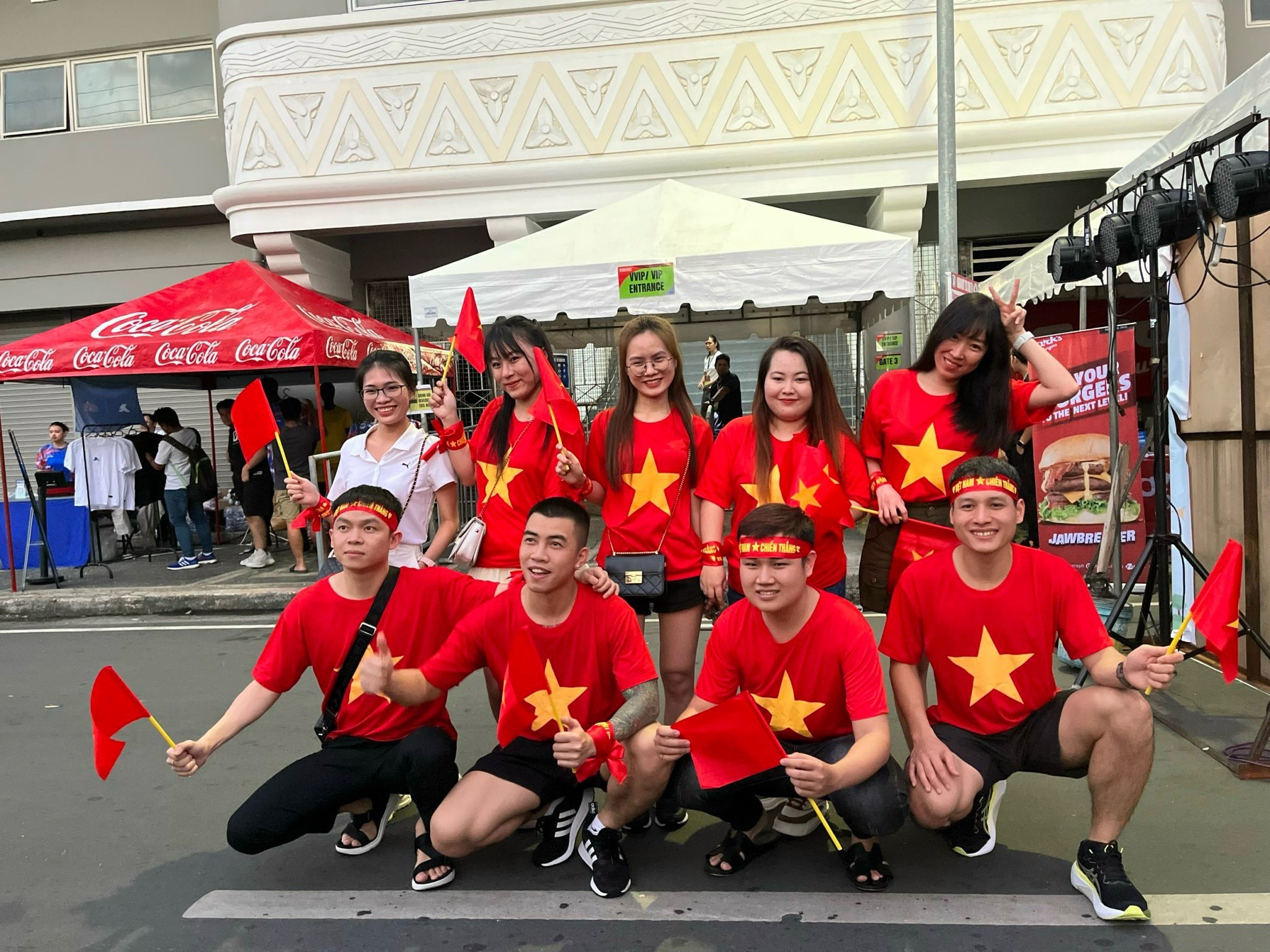 CĐV Việt Nam đến sân Rizal Memorial sẵn sàng tiếp lửa cho thầy trò HLV Troussier