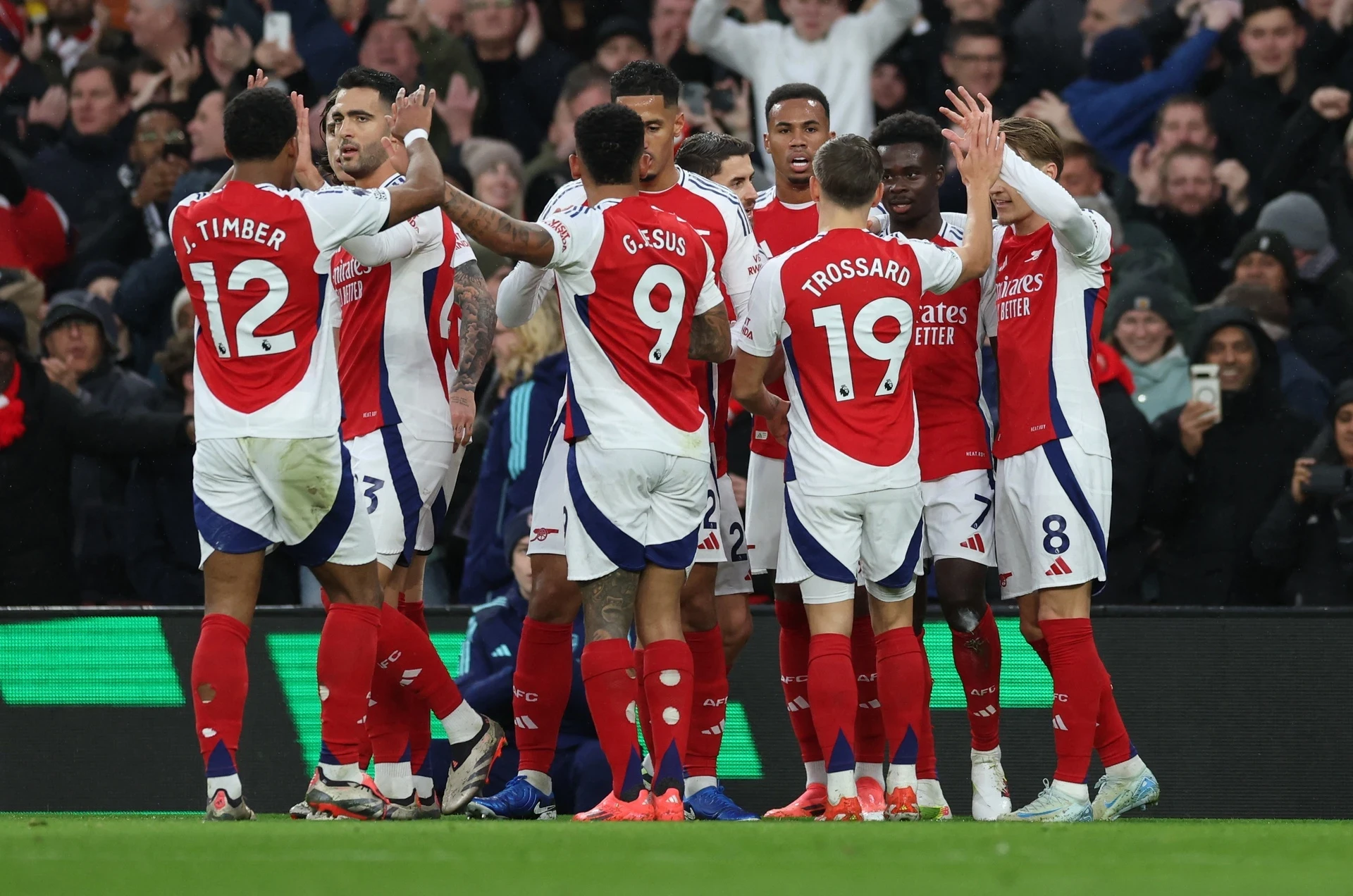 Đánh bại ngựa ô Premier League, Arsenal tìm lại niềm vui chiến thắng