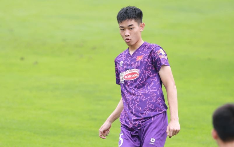 Đình Bắc được thầy cũ của Quang Hải khuyên thay đổi: “Phải nỗ lực hơn, cậu ấy có thể kiếm được 50 tỷ”