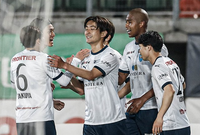 Xem trọn vẹn màn trình diễn của Công Phượng trong lần đầu đá chính tại Yokohama FC