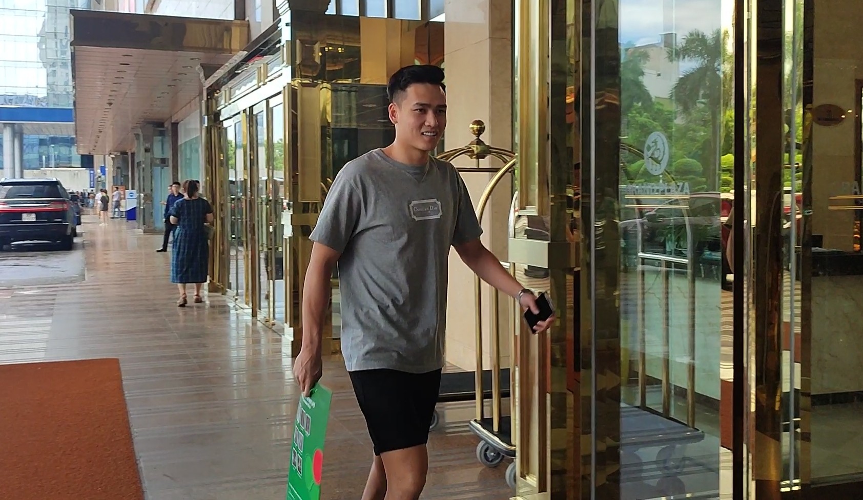 Lý do Bùi Hoàng Việt Anh bị loại nhưng vẫn có mặt tại nơi ĐT Việt Nam hội quân