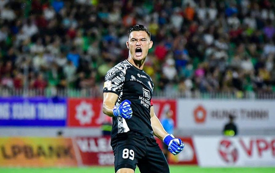 Patrik Lê Giang thi đấu xuất thần, siêu phẩm khó tin mang về 3 điểm cho TPHCM