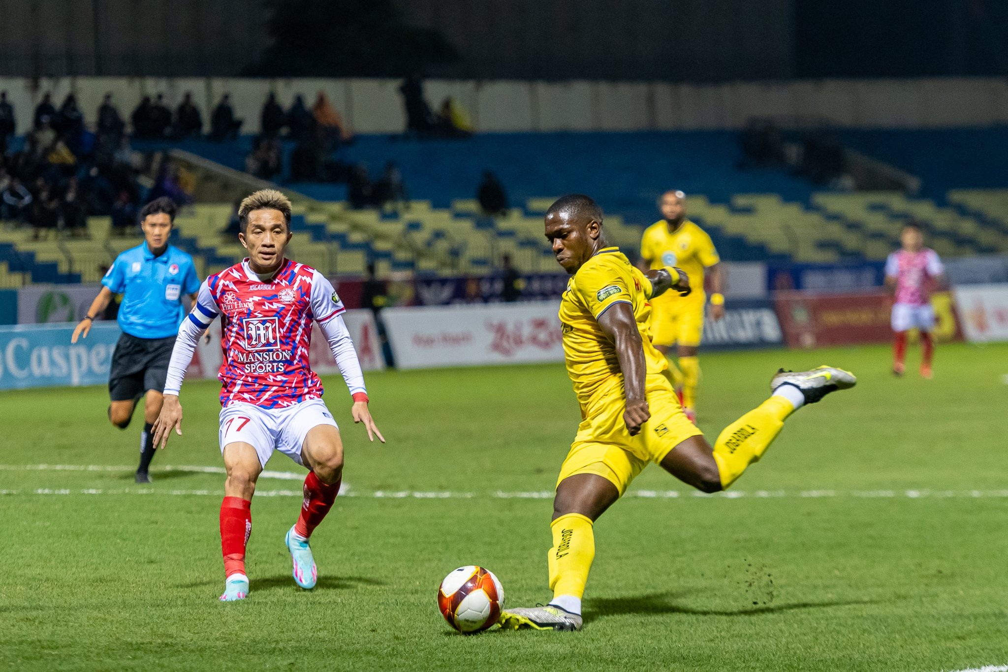 TP.HCM suýt thua Thanh Hoá dù được chơi hơn người