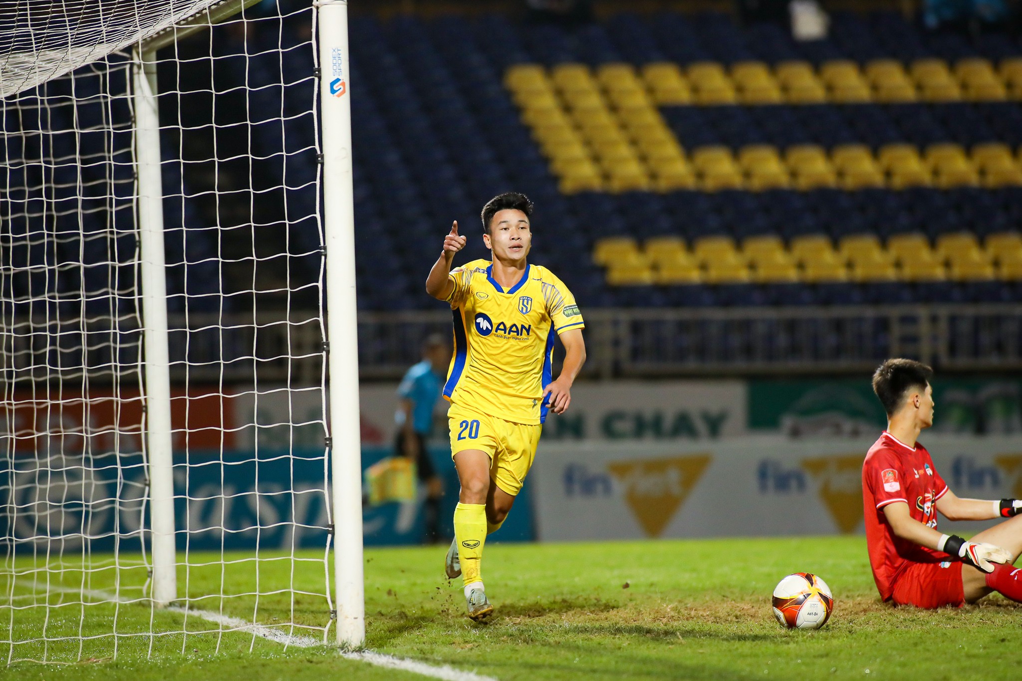 Sao trẻ toả sáng, SLNA nhấn chìm HAGL dưới đáy BXH