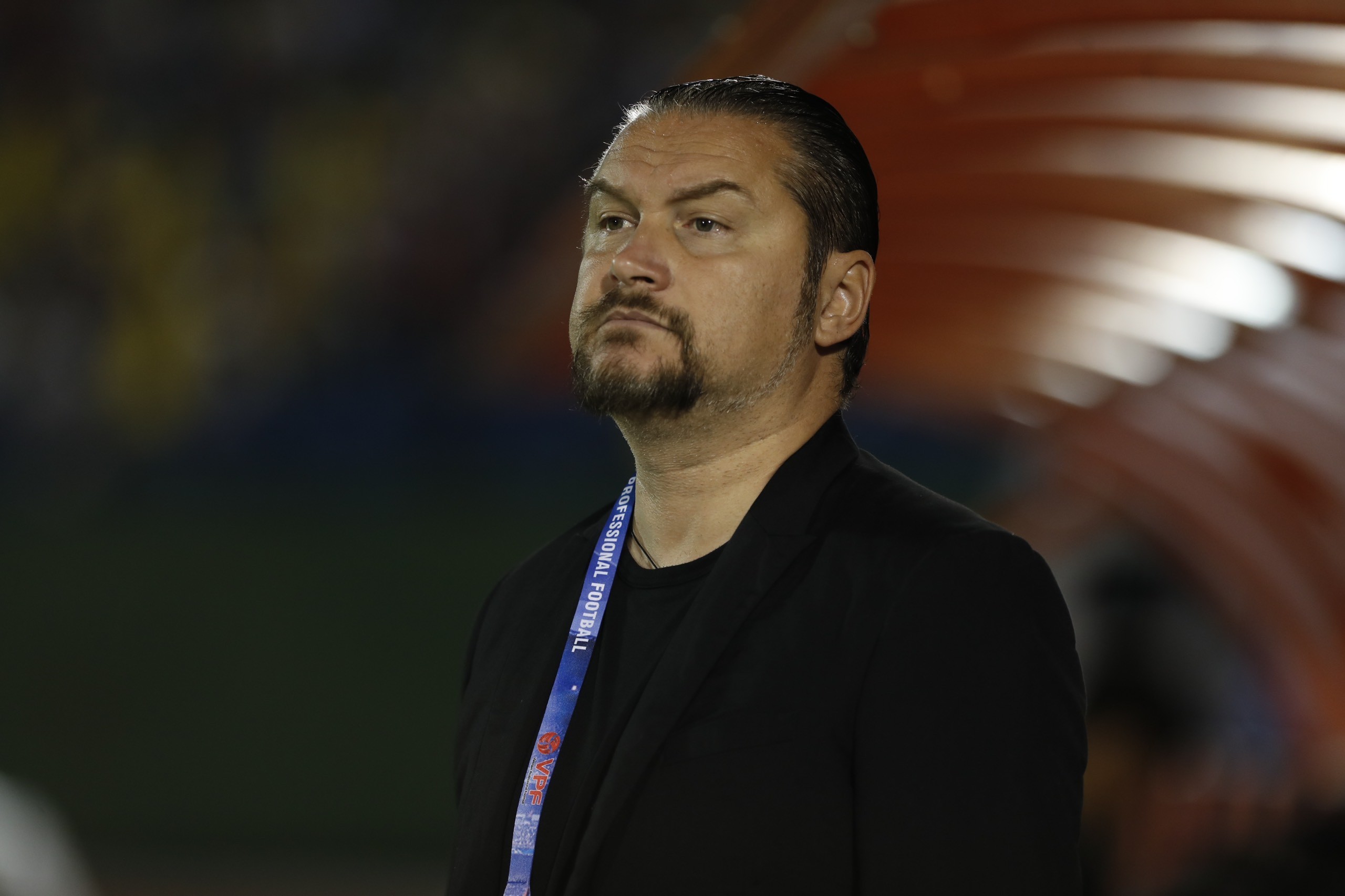 HLV Popov bị cấm chỉ đạo sau khi phản ứng quá khích với trọng tài