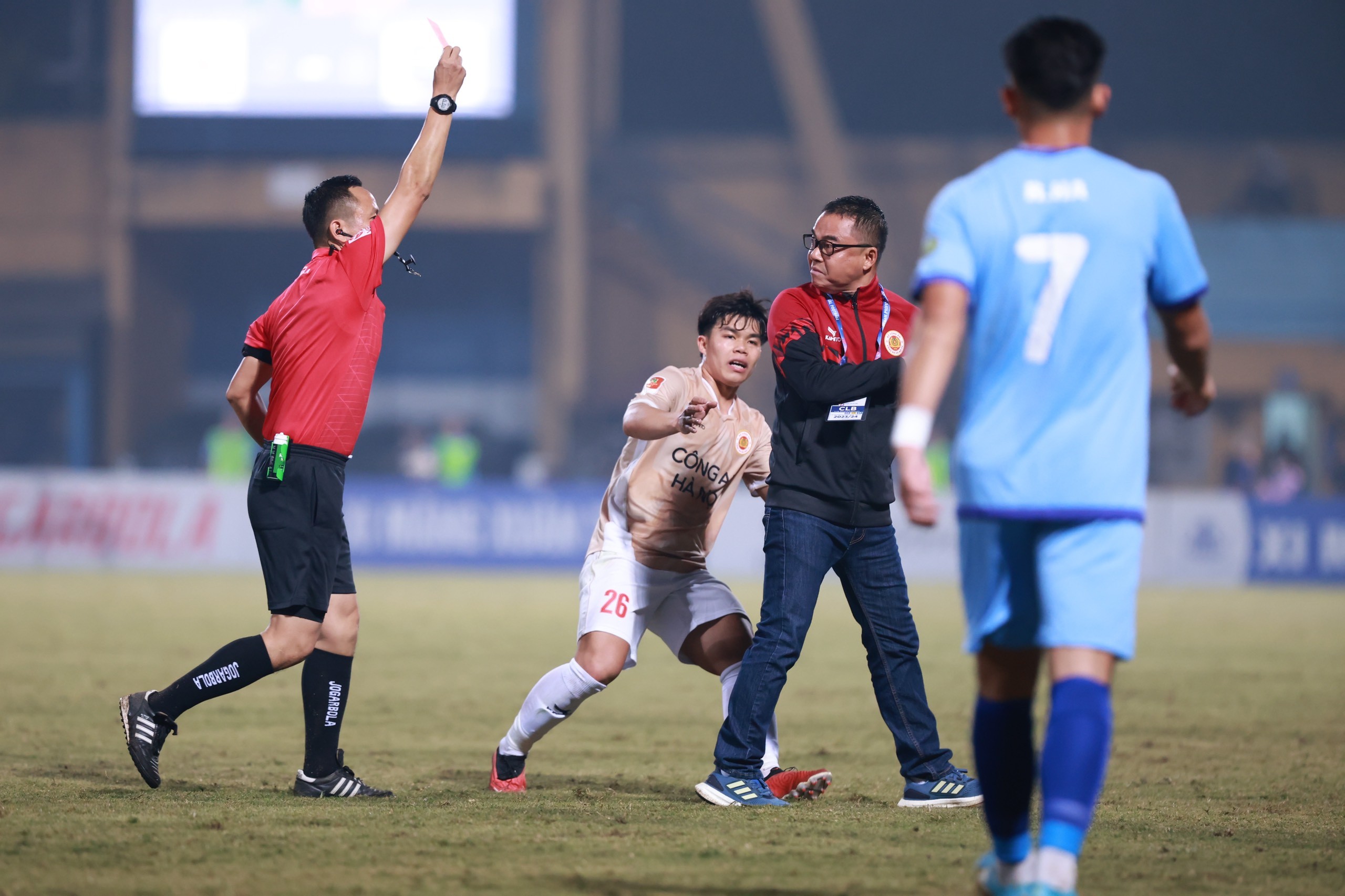 HLV Trần Tiến Đại đối diện với án phạt nặng từ BTC V.League