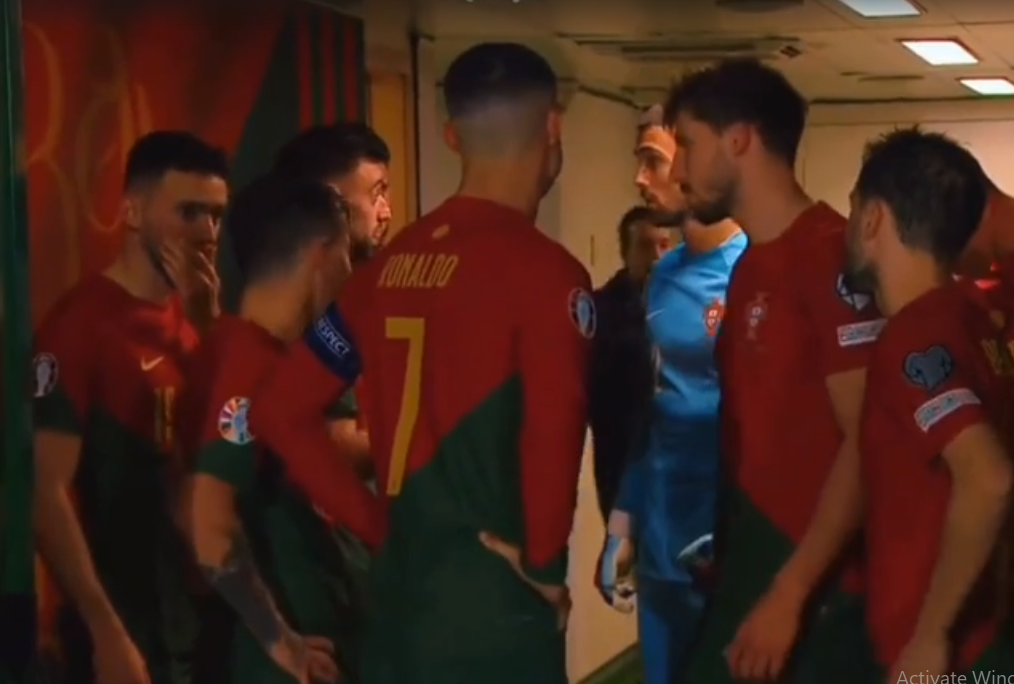 Phản ứng bất ngờ của Ronaldo khi Fernandes họp đội