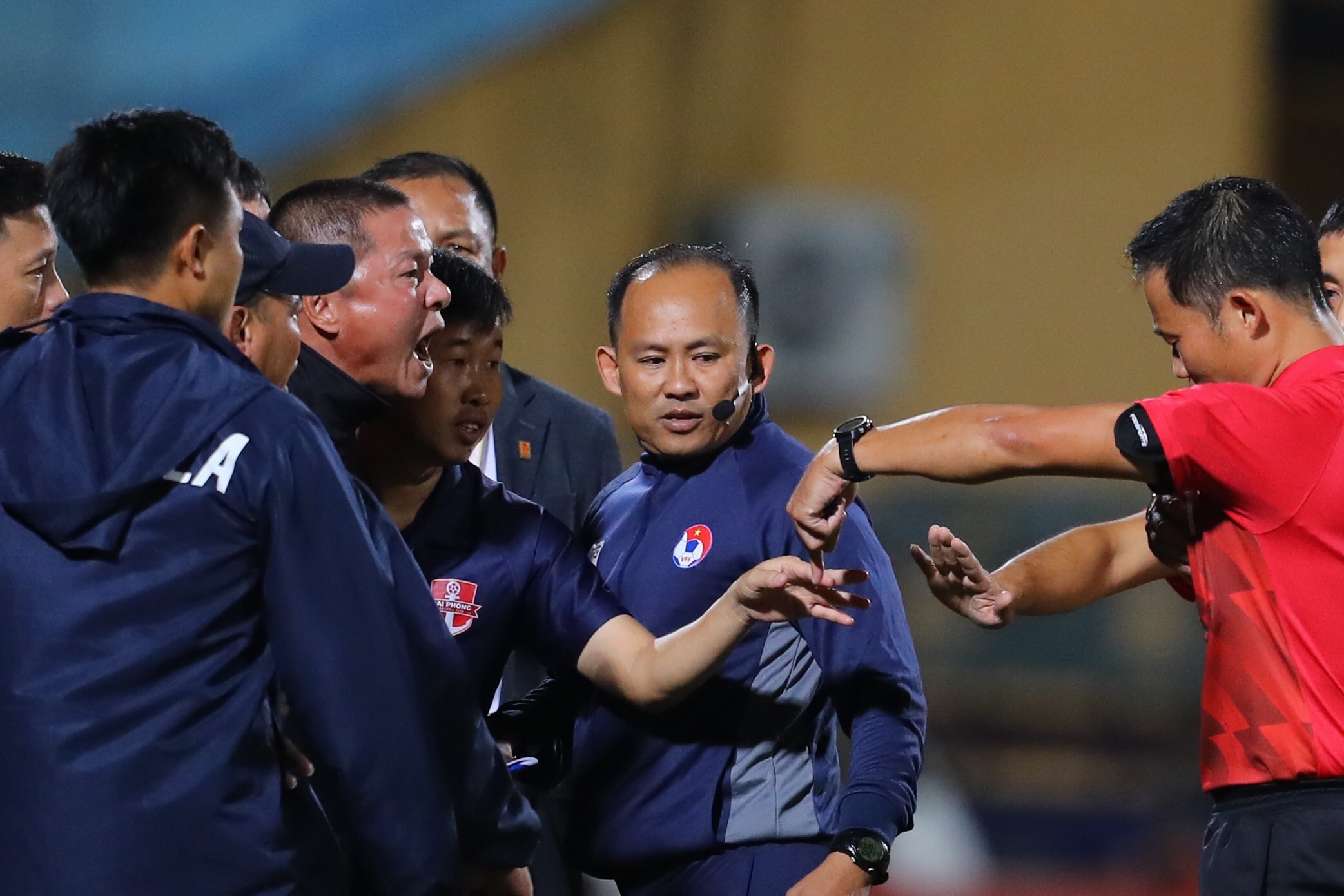 VAR bị phàn nàn, VFF lên tiếng