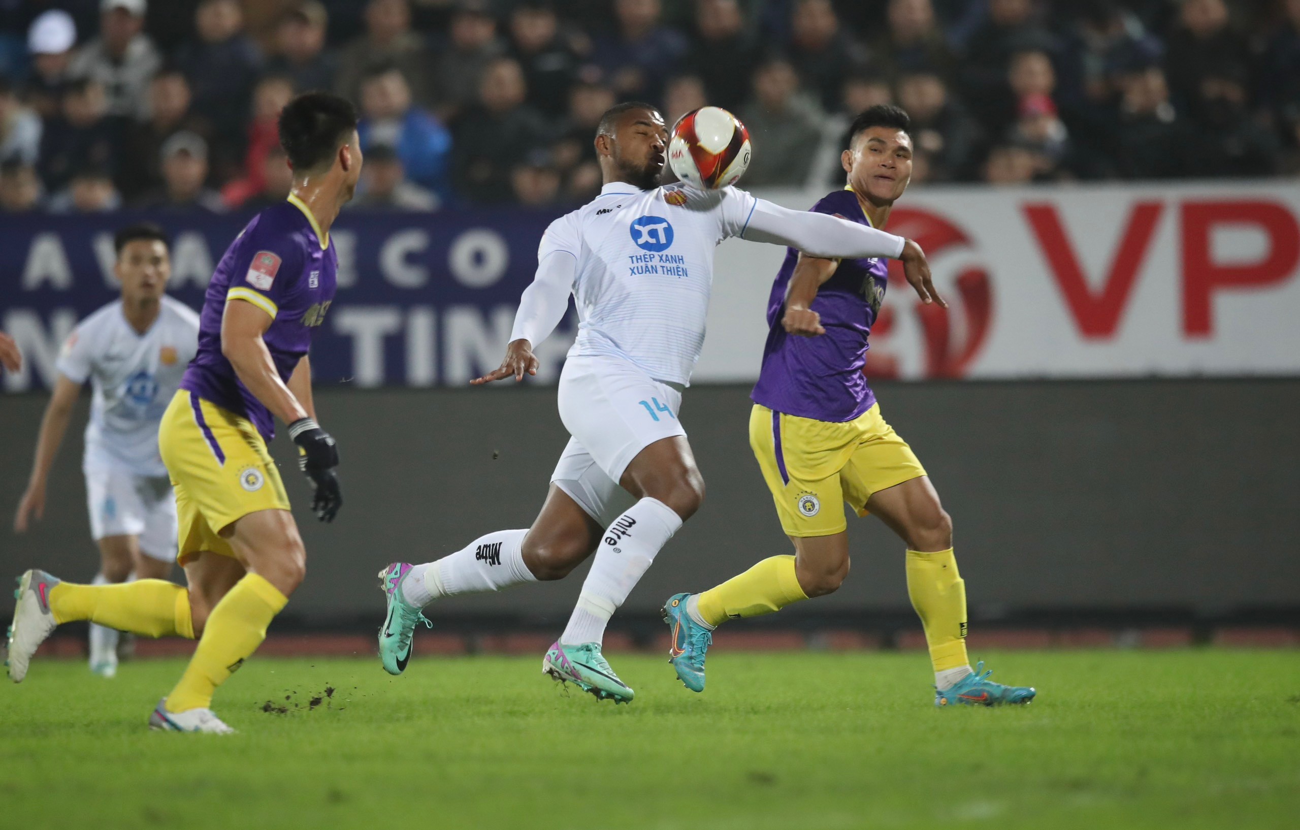 Thép Xanh Nam Định thắng kịch tính Hà Nội FC trên sân Thiên Trường