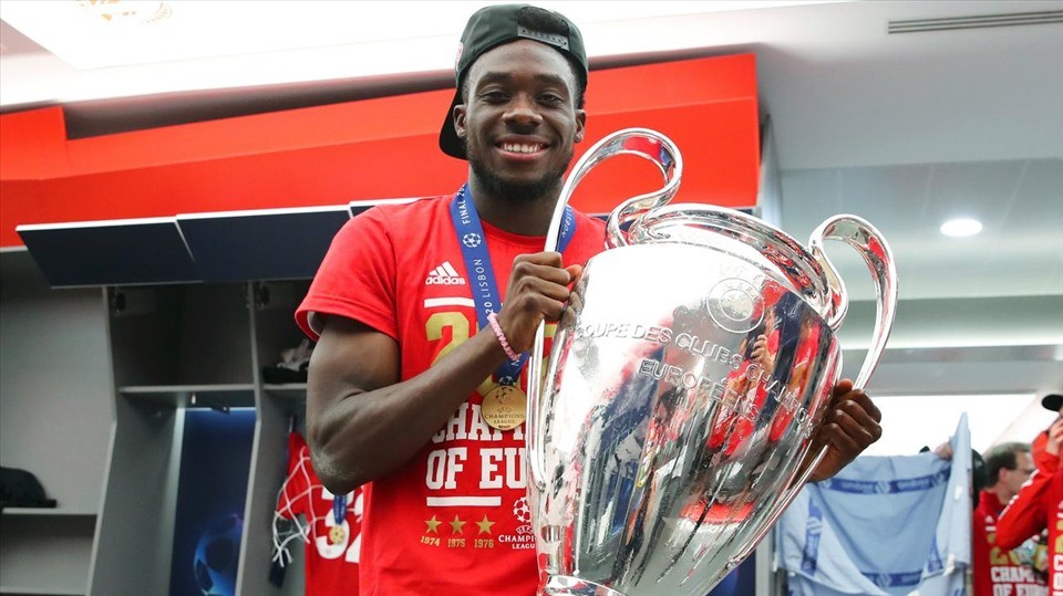 Sếp lớn Bayern úp mở tương lai Alphonso Davies