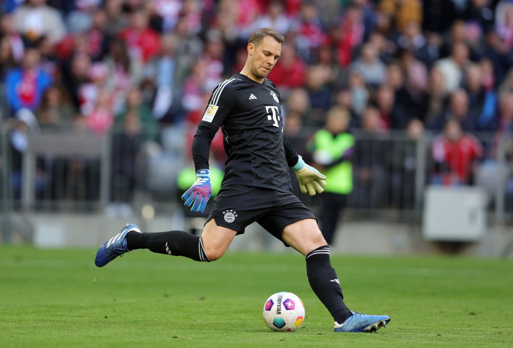 Neuer san bằng kỷ lục của huyền thoại Real Madrid