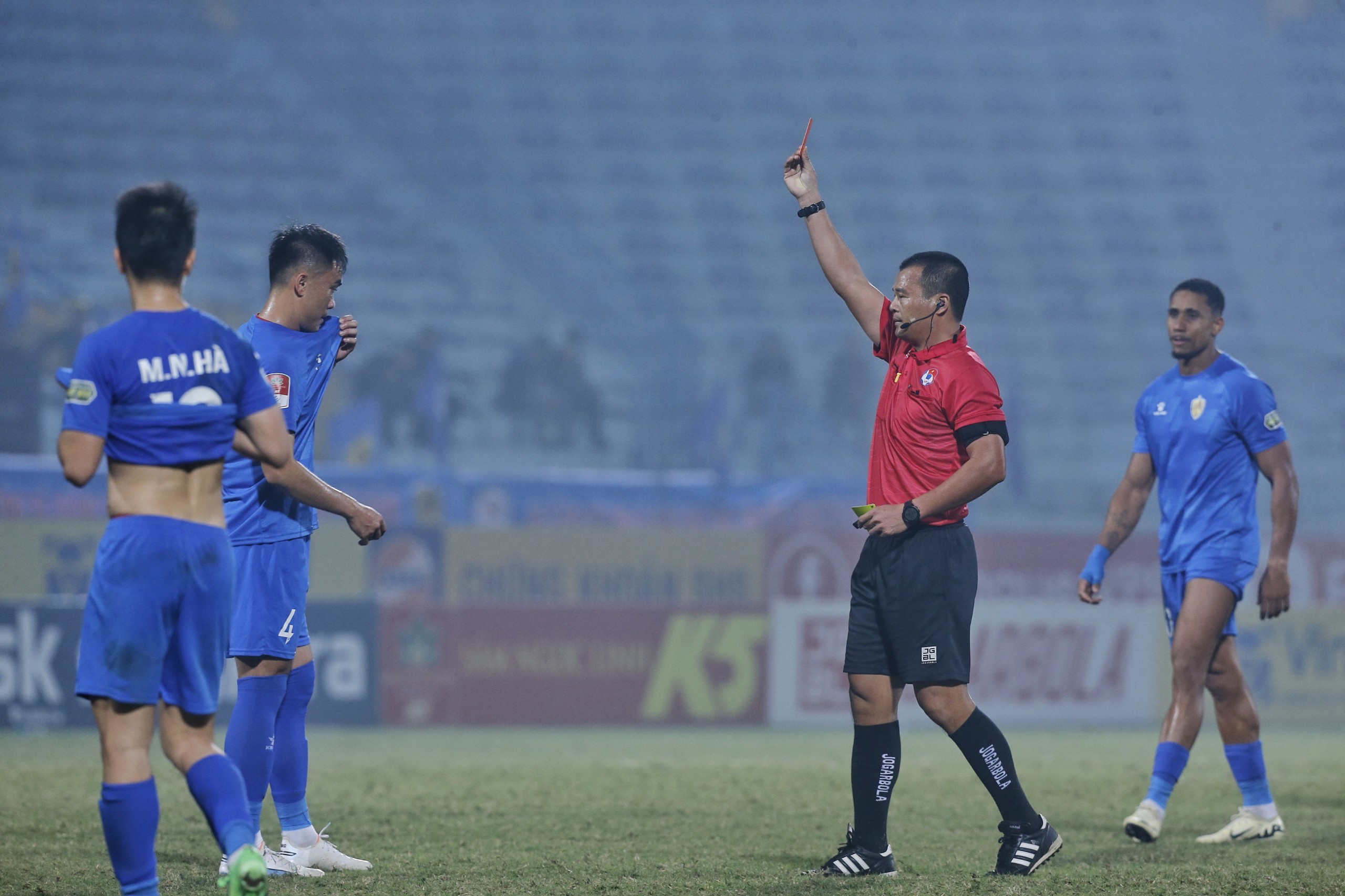 Án phạt cho cầu thủ phạm lỗi thô bạo với Tuấn Hải