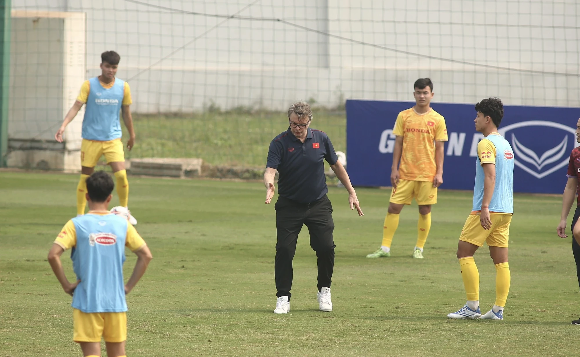 Báo Indo: “Tuyển Việt Nam và HLV Troussier chưa thể thắng Indonesia”