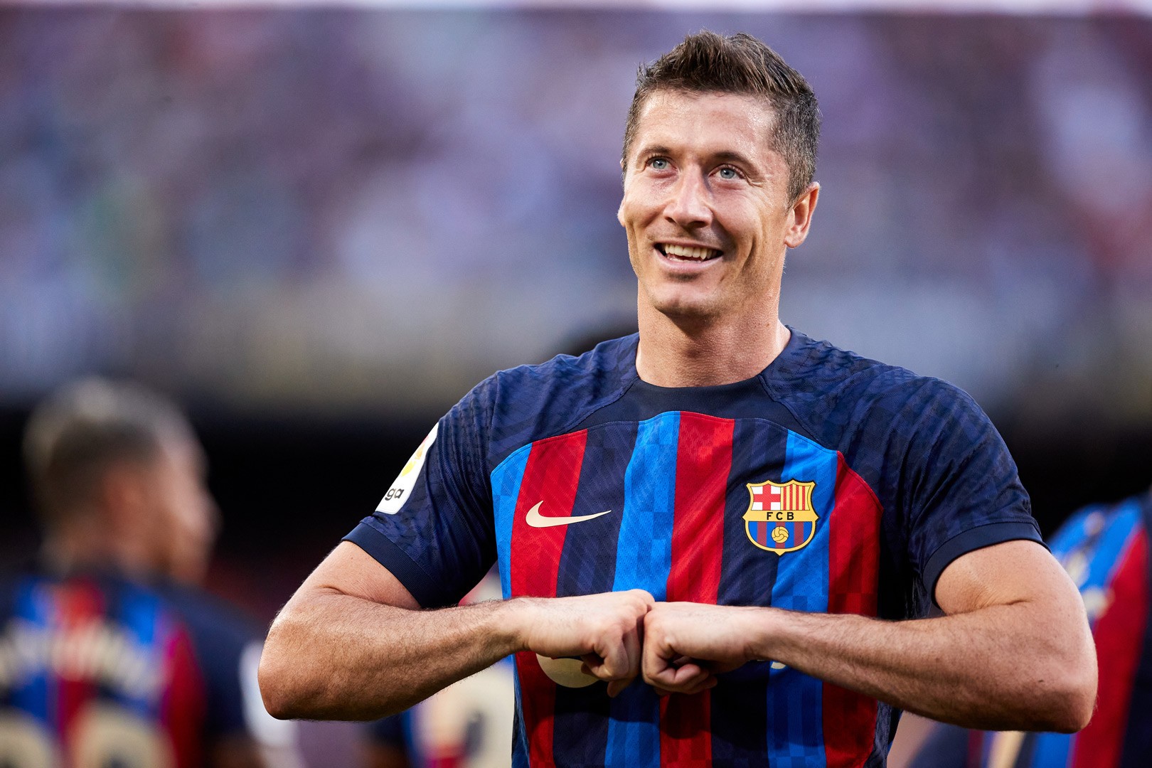 Lewandowski cam kết tương lai với Barca